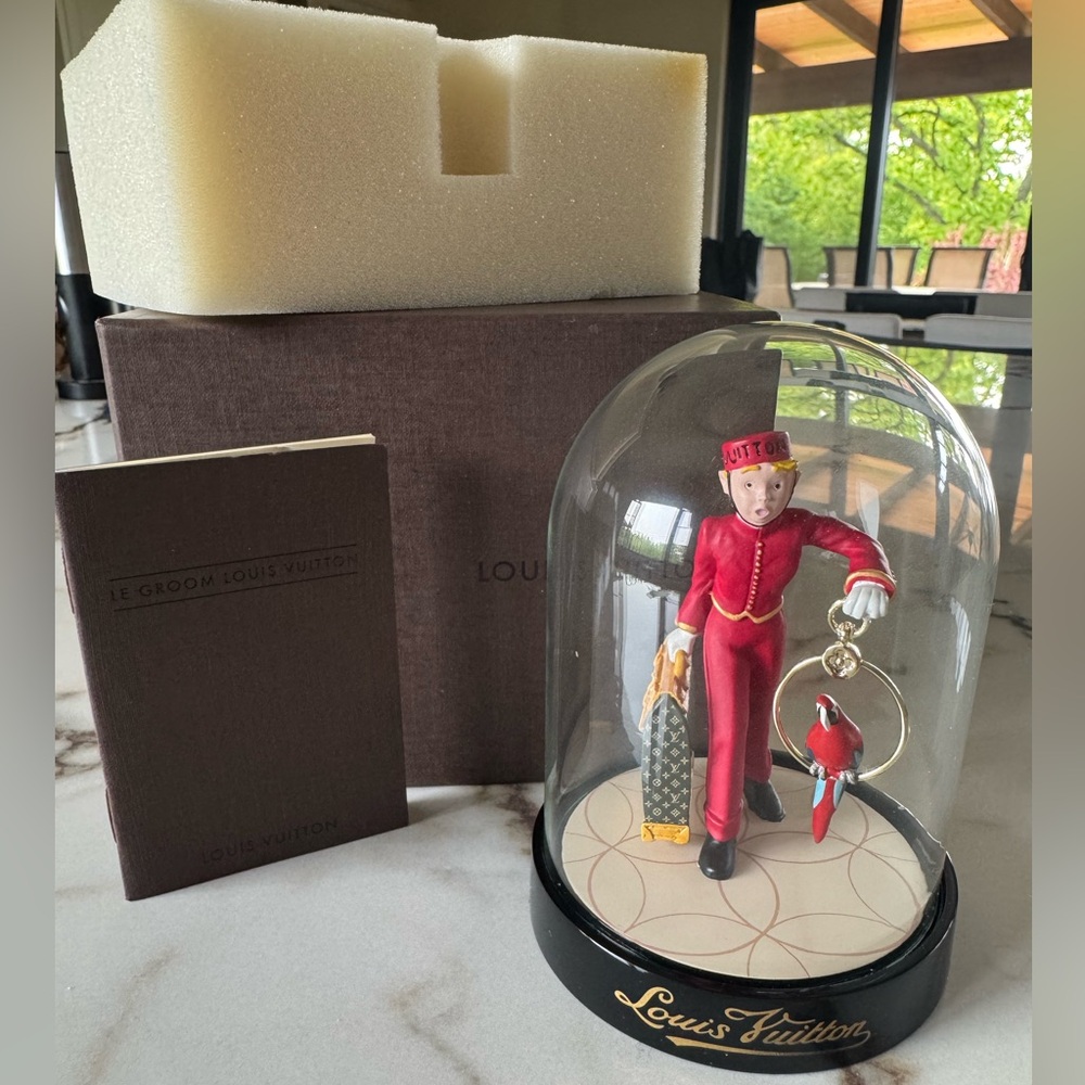LOUIS VUITTON
Glass Porter Bell Boy Snow Globe
Boule